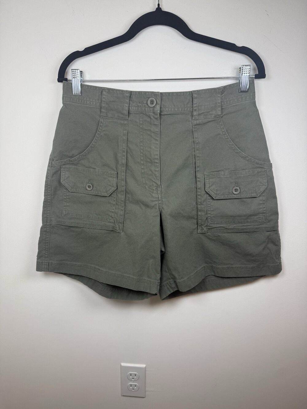 L.L. Bean Women's Size 10 Green Shorts Cargo Hiking Outdoor Pockets Cotton Blend